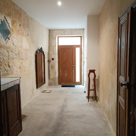 Dans Maison De Maitre, Independant. *