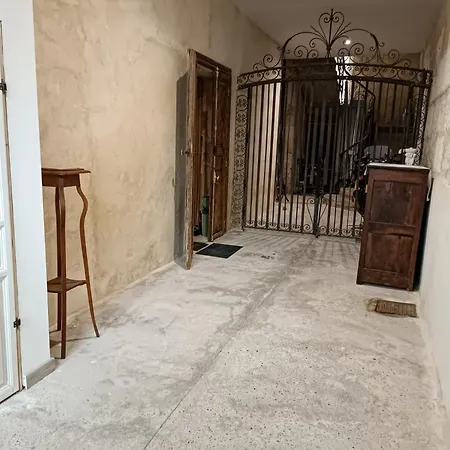 Dans Maison De Maitre, Independant. * Montfrin