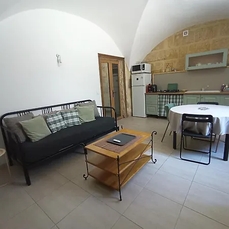 Dans Maison De Maitre, Independant. Apartment Montfrin